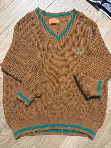 Keboz 케보즈 V넥 니트 스웨터 브라운