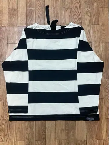 니들 웍스 긴팔 티셔츠