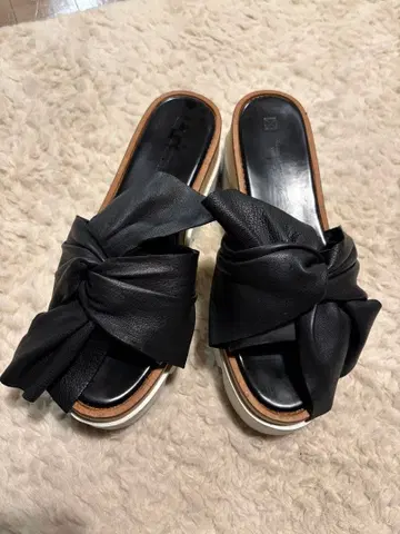 메종 에우레카 가죽 리본 블랙 샌들 37