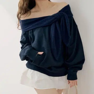 CHICO 오프숄더 리본 맨투맨