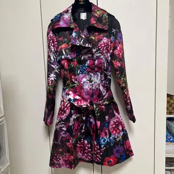 니나가와 미카 꽃무늬 트렌치코트