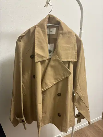 블렘 오버 사이즈 턱 스트랩 숏 트렌치코트 (S 사이즈)