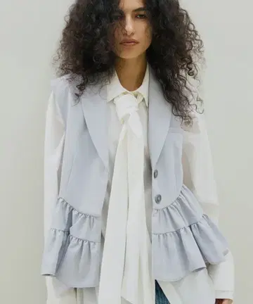 UND CURVE LINE FRILL VEST