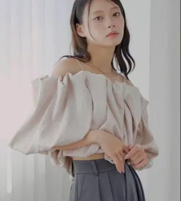 [ SALON by Chico ] 개더 벌룬 오프숄더 블라우스