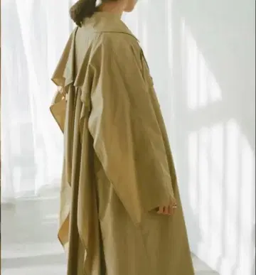 CLANE 백 프릴 슬리브 트렌치 코트