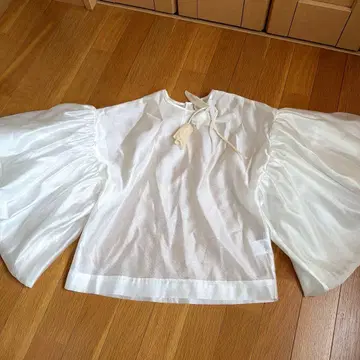 fete 페테 코사지 부착 볼륨 슬리브 블라우스