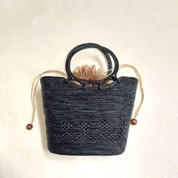 천연 소재 아타 바스켓백 블랙