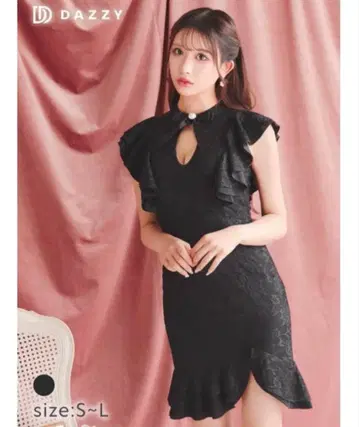 DAZZY 브로치 포함 플라워 레이스 컷 아웃 프릴 머메이드 미니 드레스