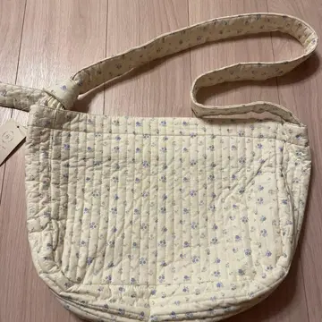 사만사 모스모스 꽃무늬 퀼팅 숄더백 오프