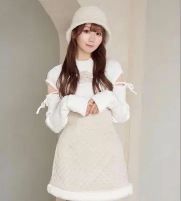 Rose Muse 컷아웃 레이스 포인트 니트 탑