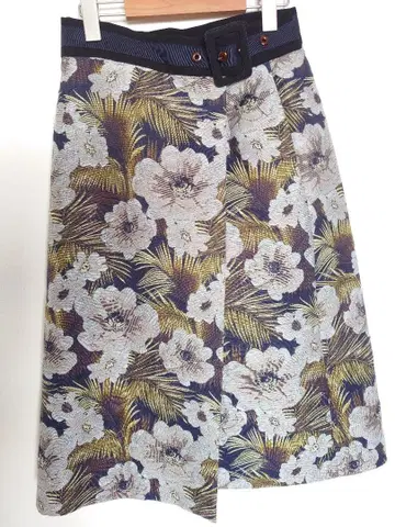 새상품급 어도어 꽃무늬 보타니컬 자카드 랩스커트 38