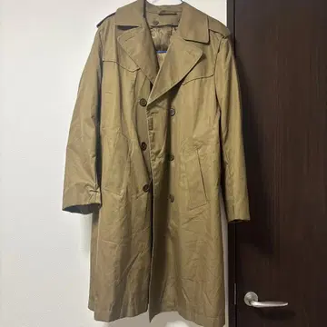 베이지 더블 브레스트 트렌치코트