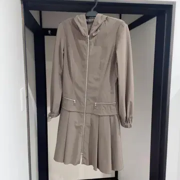 FOXEY NEW YORK 후드 부착 레인코트