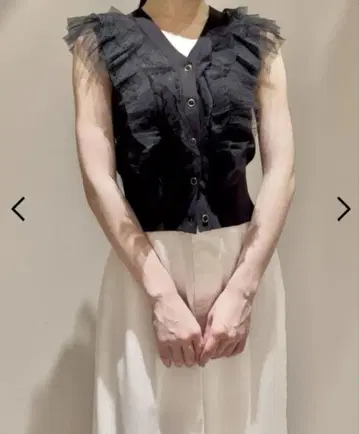 스나이델 Sustainable 튤 프릴 니트 풀오버 블랙