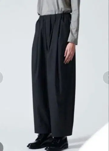 새상품급 미즈이로 인드 턱 와이드 이지 팬츠 네이비