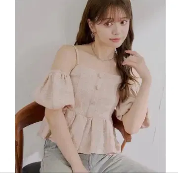 오프숄더 트위드 페플럼 탑 chico