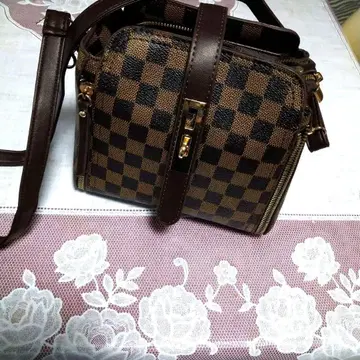 다미에 패턴 컴팩트 백