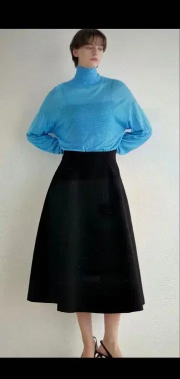 2025 LE PHIL 라이트 본딩 플레어 스커트 아도어