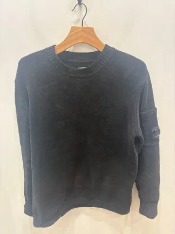 CP컴퍼니 다크 크루넥 스웨터 암 포켓 부착