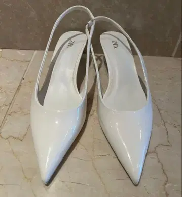 [ 새상품급 ] ZARA 포인티드 슬링백 펌프스 38 에나멜 화이트