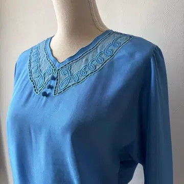 빈티지 레이스 자수 돌먼 블라우스 뒷단추 파랑 멋스러운 레트로 화려함