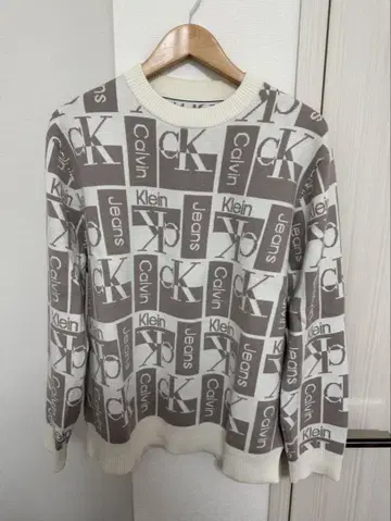 캘빈클라인 올오버 로고 스웨터