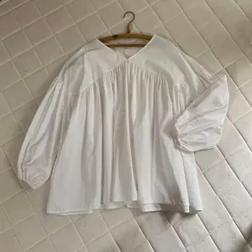 화이트 벌룬 슬리브 셔츠와 플레어 팬츠 세트