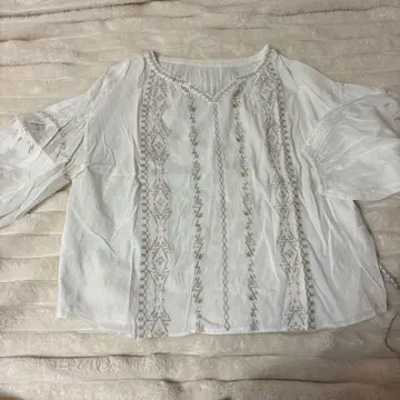 NUSY 화이트 자수 플레어 슬리브 블라우스