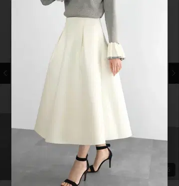 화이트 플레어 스커트 M 사이즈