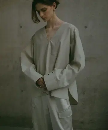 ETRE TOKYO V넥 커프스 디자인 상의