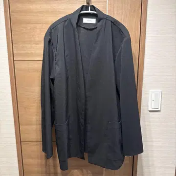 마르카 리사이클 폴리에스테르 강연 트로피컬 노카라 자켓 블랙 1