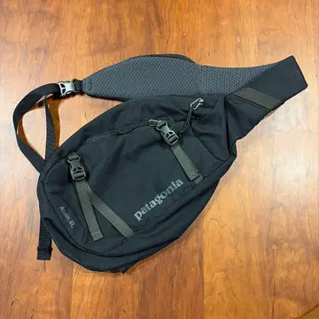 파타고니아 아톰 8L 바디백 블랙