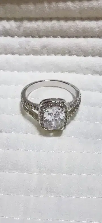 AVALANCHE 스퀘어 컷 반지