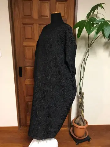 핸드메이드 원피스 코쿤 롱 요철 블랙 화학 섬유 고급 원단 사용 개성적