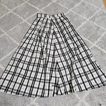 La TOTALITE 새상품급 체크 무늬 플레어 스커트 화이트 x 블랙