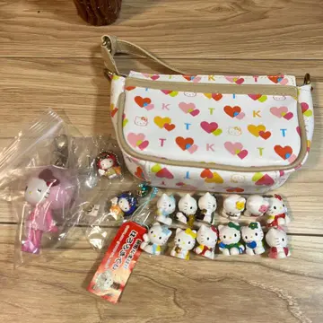 헬로키티 하트 무늬 파우치와 피규어 세트