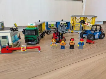 레고 시티 60169 배송 센터와 컨테이너 트럭