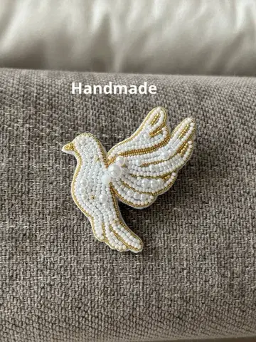 화이트 비둘기 비즈 자수 브로치