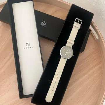 MAVEN 화이트 가죽 아날로그 시계