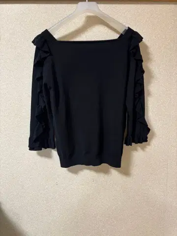 ANAYI 블랙 프릴 소매 오프숄더 니트