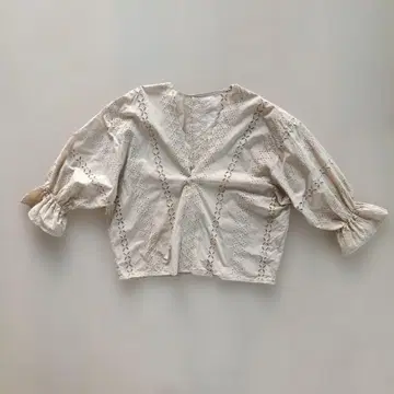 LOWRYS FARM 베이지 스캘럽 레이스 벌룬 슬리브 블라우스