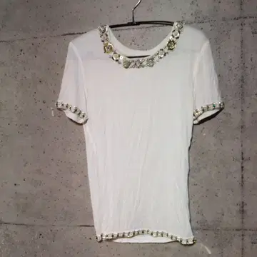 루시앙페라피네, 비즈 장식 화이트 반팔 T셔츠