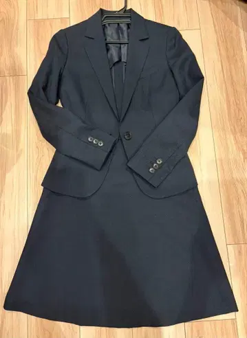 네이비 스커트 수트 폴리에스테르와 울 혼방 THE SUIT COMPANY