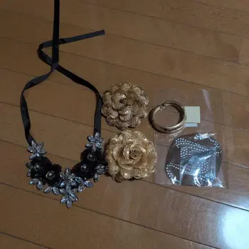 꽃 모티브 목걸이와 코사지 세트