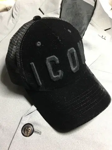 dsquared2 로고 캡