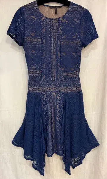 BCBGMAXAZRIA의 블루 레이스 반팔 원피스 무릎 기장