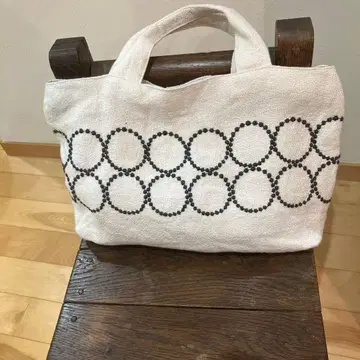 미나 페르호넨 탬버린 자수 토트백