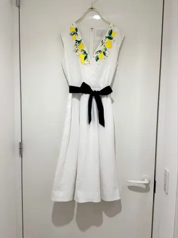 체스티 0 레몬 비쥬 화이트 원피스 화이트 자수 비즈 레몬 리본