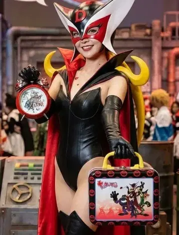 알람 시계와 컴백, 향수를 불러일으키는 캐릭터 디자인이네요.