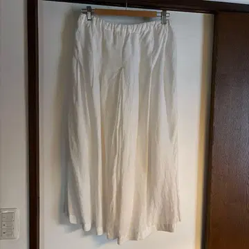 내추럴 런드리 화이트 플리츠 와이드 팬츠